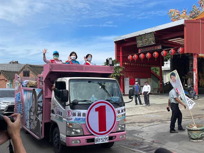 云林县长张丽善（中）举办北港说明会，北港镇长候选人萧美文（右）也出席。（周丽兰摄）