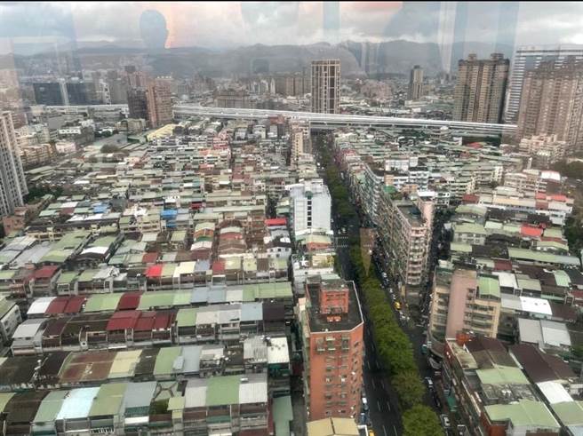 李婉鈺認為鐵皮屋定是歷史共業，但可透過都市設計進行景觀重塑。（摘自李婉鈺臉書）