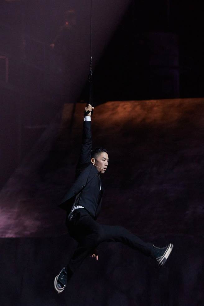 吳建豪在《披荊斬棘2》滑輪空降登場（環球音樂提供）