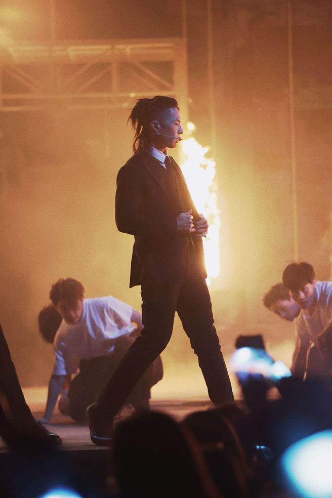 吳建豪在《披荊斬棘2》滑輪空降登場（環球音樂提供）