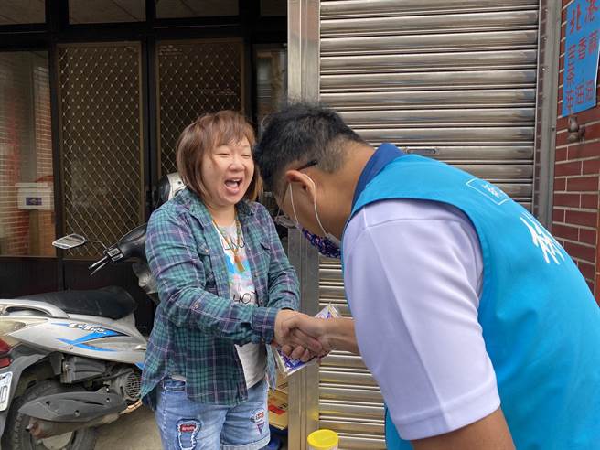 林耕仁今天到香山區內湖里掃街拜票。（林耕仁提供／陳育賢新竹傳真）