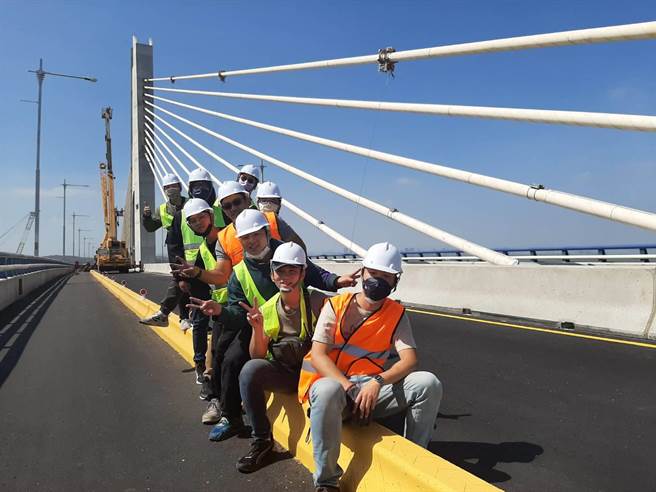 大同大学助理教授林晨光(前排一)与团队赴金门大桥实施钢索检测。(大同大学提供／李侑珊台北传真)