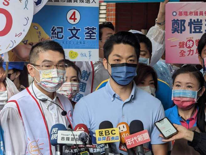 國民黨台北市長候選人蔣萬安痛批對手陳時中的3＋11政策，導致民眾染疫身亡，也是「通盤考量」？（張志康攝）