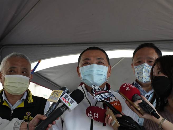 新北社宅政策的争论持续展开，林佳龙阵营日前开记者会质疑新北市长侯友宜「膨风」中和盖了3800户社宅；对此侯友宜今(1)日受访时表示，未来以及现在所兴建、整体中长期的规划，中和有3825户社会住宅，讲得非常清楚。(黄敬文摄)