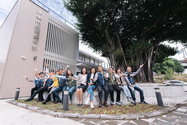 沈慧虹（右五）今天上午出席千甲市民活动中心启用典礼。（陈育贤摄）