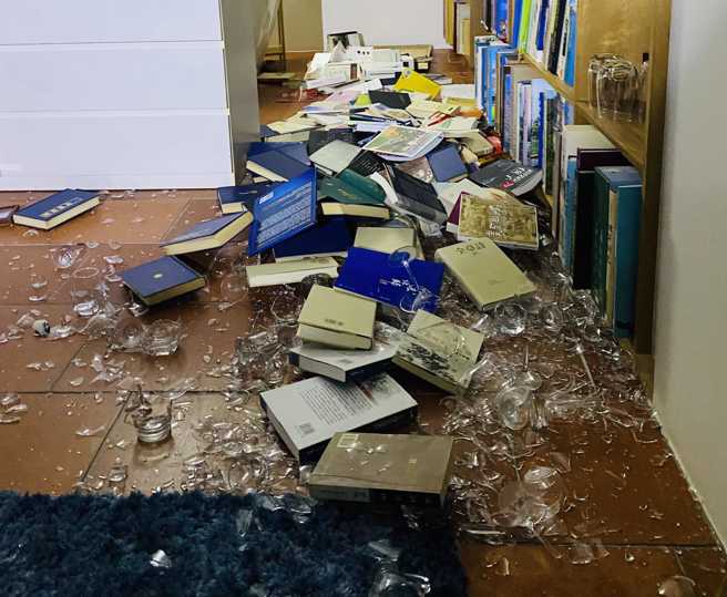 前文化部长龙应台表示昨日回家发现，书散落一地，玻璃杯、酒瓶也碎满地。（图／翻摄自龙应台脸书）