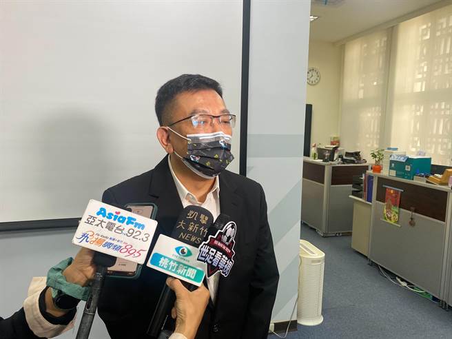 国民党新竹市党部主委、市议会议长许修睿1日宣布本周六（5日）下午将在新竹火车站后站举办「点亮同心、共创未来」大型造势活动，当天蓝军最强母鸡韩国瑜将到场站台力挺。（陈育贤摄）