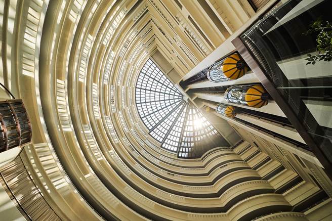 茹曦酒店-挑高中庭与透明电梯。（茹曦酒店提供）