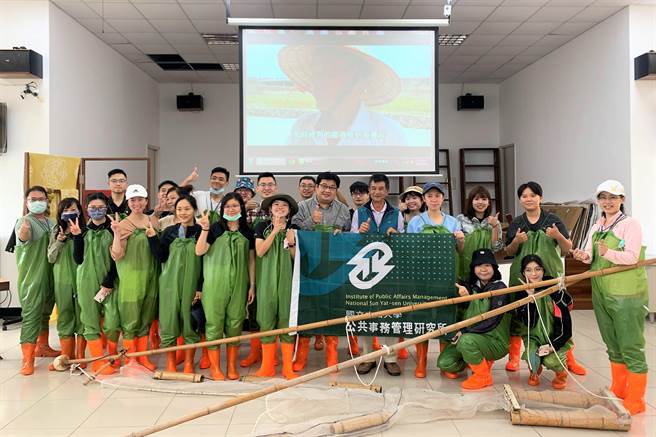 中山大学公事所老师谢政勋开设「公共管理实务个案研讨」课程，带着23名硕专班研究生，展开为期3天的「走读澎湖‧体验学习」社区创生见学课程。（张茂雄摄）