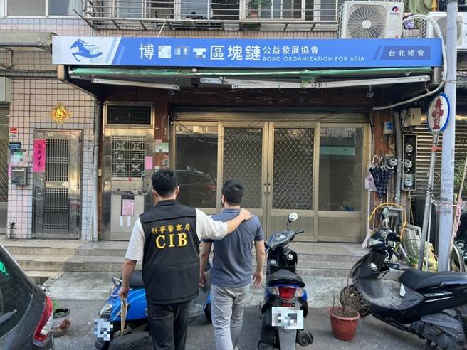 警方於台北逮捕洗錢主嫌陳男。（翻攝照片／崔正綱高雄傳真）