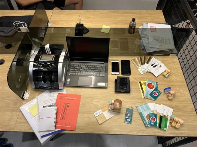 警方在陳男協會中查獲手機、存摺、公司大小章等證物，並凍結扣押警示帳戶資產345萬元。（翻攝照片／崔正綱高雄傳真）