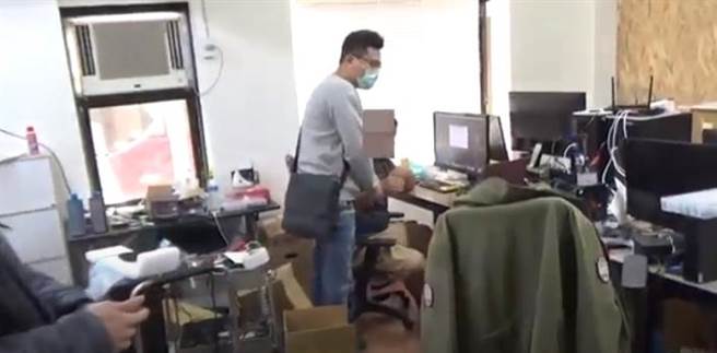 警方在高雄逮捕陳男同夥，公司負責人27歲黃男。（翻攝照片／崔正綱高雄傳真）