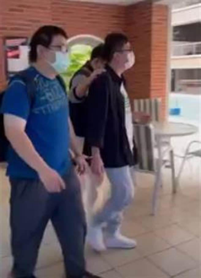 警方在台中逮捕2名參與洗錢的台中公司負責人。（翻攝照片／崔正綱高雄傳真）