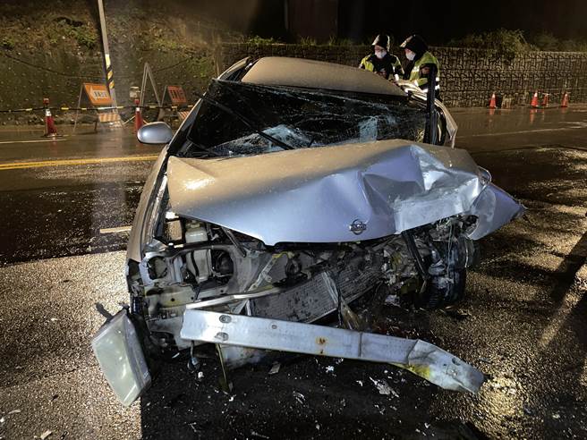 陈男车辆车头被撞到全烂。（警方提供／李奇叡新北传真）