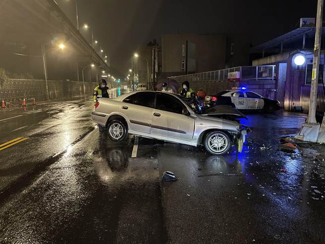 陈男当时眼前突然一片黑，撞上电线杆。（警方提供／李奇叡新北传真）