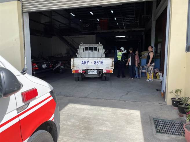 彰化县埔心乡一名吴姓男子，今天中午疑似与妻子吵架，一怒之下竟开车衝撞妻子，还波及一旁的大姨子。（民眾提供／吴建辉彰化传真）