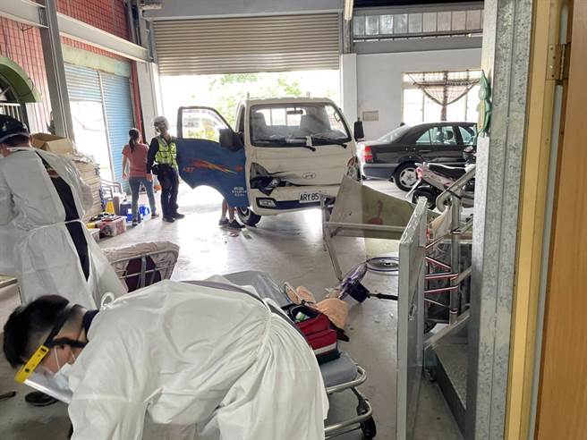 警消获报抵达现场，将受伤的吴男妻子徐姓姊妹送医，全身多处擦伤、骨折，所幸意识清楚，目前治疗中。（民眾提供／吴建辉彰化传真）