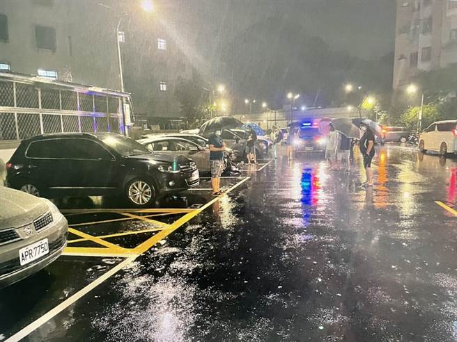 劉男自撞對向路邊停車格內5部汽車。（警方提供／李奇叡新北傳真）