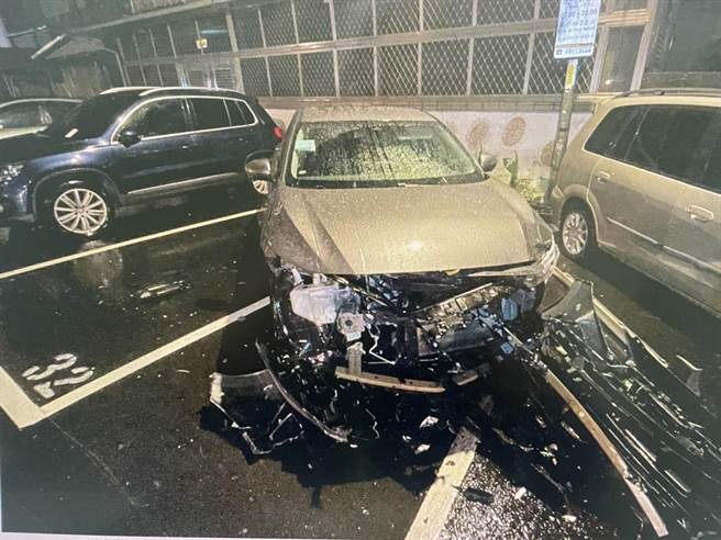 有一輛首當其衝的黑色轎車車頭全毀。（警方提供／李奇叡新北傳真）