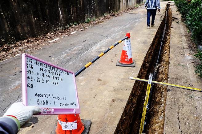 县府今年获中央「无自来水地区供水改善计画」，第4期计画核定10件补助经费达3千多万元，已协助118户完成接管。（新竹县政府提供／罗浚滨新竹传真）