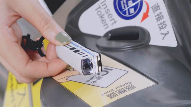 高运量「捷运381型列车3D造型悠游卡」，列车仿真设计，声光效果十足，感应时还有「哔哔哔」的列车离站音。（台北捷运公司提供）