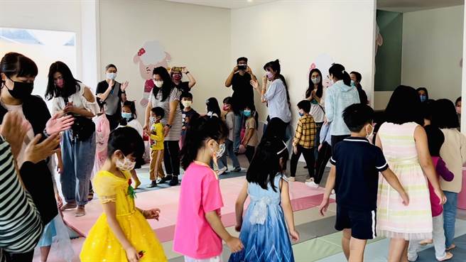 楊文科競選總部周末周末FUN輕鬆活動人潮多，親子樂玩團康活動。（楊文科競總提供／羅浚濱新竹傳真）