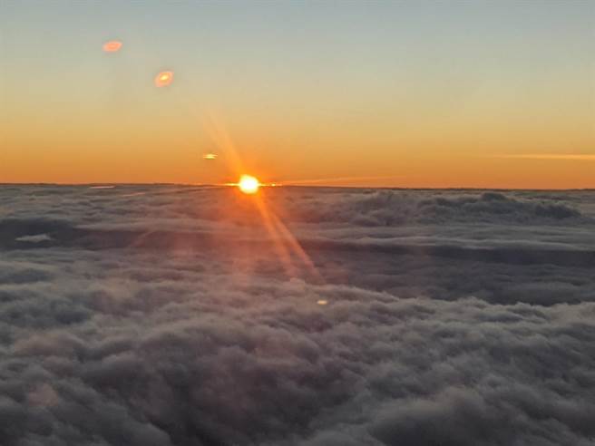 花莲县政府与旅行业者合作推出曙光专机，可从2万呎高空欣赏2023年的第一道曙光。（花莲县政府提供／王志伟花莲传真）