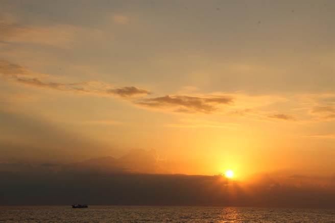 花莲赏鲸业兴盛，业者也规画推出海上迎曙光船班，在一望无际的太平洋上迎接第一道曙光。（花莲县政府提供／王志伟花莲传真）