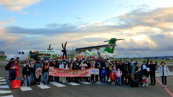 花莲县政府与旅行业者合作，推出曙光专机看日出，图为2022年曙光专机。（花莲县政府提供／王志伟花莲传真）