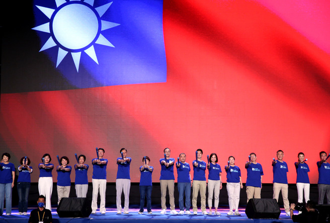 图为国民党第21届第2次全国代表大会，以年底选战主轴「拚」、「为你拚好日子」贯穿全场，党主席朱立伦（中）率党籍县市长参选人们，在巨幅的中华民国国旗前高举球棒指向远方，象徵年底大选要挥出满贯全垒打。（资料照,黄世麒摄）