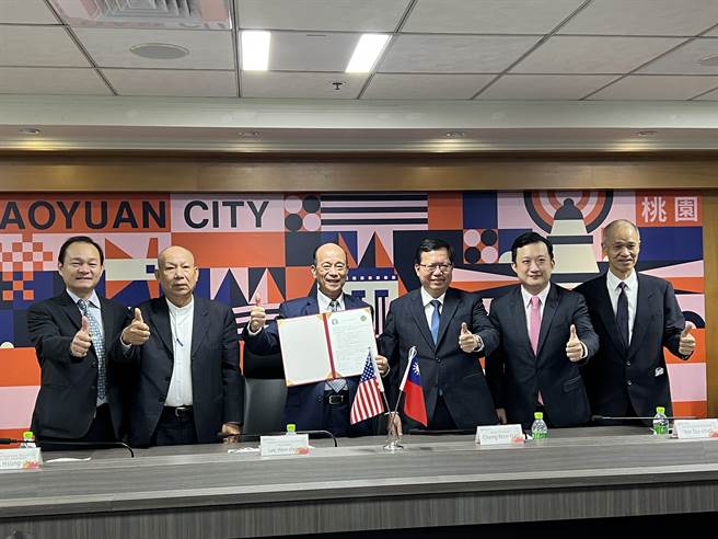 关岛农会昨透过视讯与桃园市农会和6所大学签署合作备忘录，桃园市长郑文灿参与见证。（蔡依珍摄）