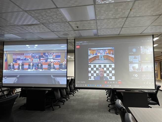 关岛农会昨透过视讯与桃园市农会和6所大学签署合作备忘录，桃园市长郑文灿参与见证。（蔡依珍摄）