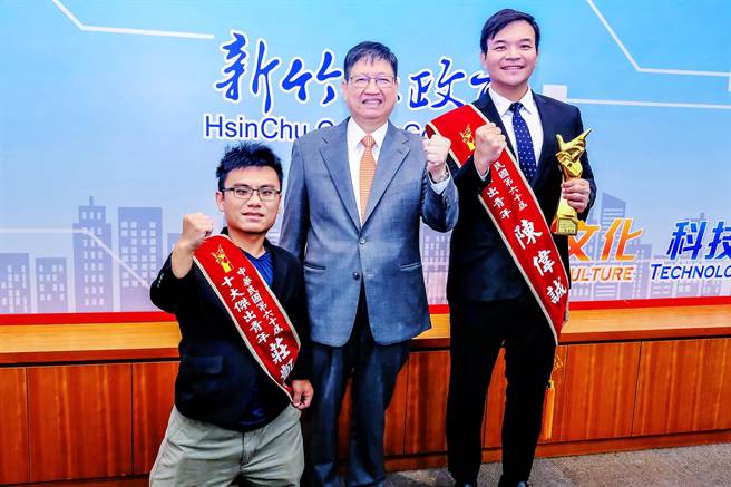 新竹縣青年陳偉誠（右）莊凱詠（左）榮獲今年國際青年商會中華民國總會第60屆十大傑出青年，縣長楊文科（中）特別頒獎表揚。（羅浚濱攝）