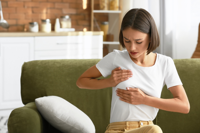 25岁以上女性乳房恶性肿瘤的可能性就慢慢增加。（示意图／shutterstock）