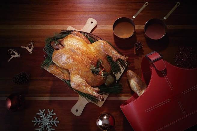 新竹喜来登于11月1日起至12月31日推出多款「火鸡礼篮」、「圣诞甜点礼篮」外带预购商品。（新竹喜来登提供／罗浚滨新竹传真）