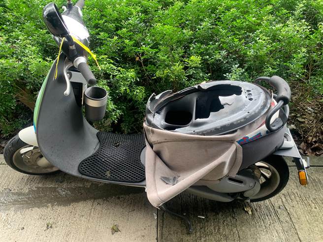 黄姓女子将Gogoro电动机车停在家门口，回家惊见爱车子被移到巷口，且「面目全非」椅垫遭挖烂、2颗价值5万元的电池被窃。(翻摄照片／蔡依珍桃园传真)