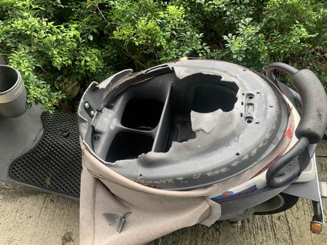 黄姓女子将Gogoro电动机车停在家门口，回家惊见爱车子被移到巷口，且「面目全非」椅垫遭挖烂、2颗价值5万元的电池被窃。(翻摄照片／蔡依珍桃园传真)