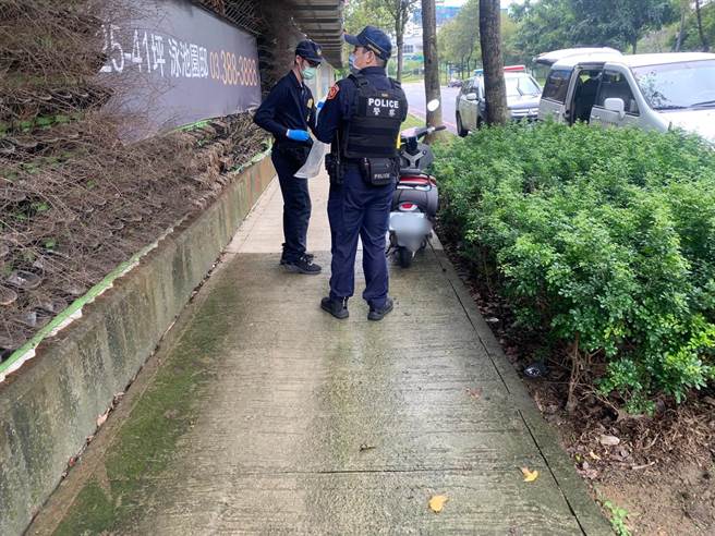 黄姓女子将Gogoro电动机车停在家门口，回家惊见爱车子被移到巷口，且「面目全非」椅垫遭挖烂、2颗价值5万元的电池被窃。(翻摄照片／蔡依珍桃园传真)