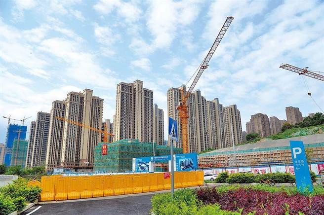 中国人民银行及中国银保监会11月11日发布《关于做好当前金融支持房地产市场平稳健康发展工作的通知》，提出16项改善当前房地产市场融资及资金流向的措施。图为福州房地产楼盘。（图／中新社）