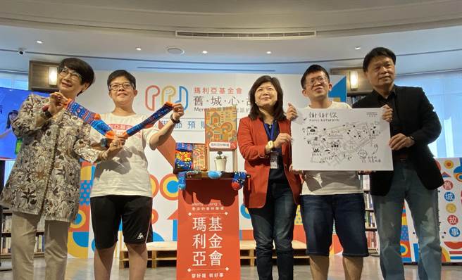 瑪利亞社會福利基金會推出「舊城心故事」快樂襪聖誕節禮盒，盼能募資500萬元作為「襪子店」社會企業的開店營運資金。（陳淑芬攝）