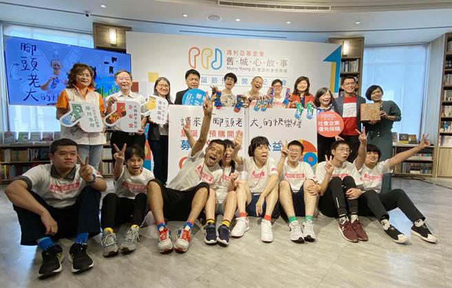 瑪利亞社會福利基金會推出「舊城心故事」快樂襪聖誕節禮盒，盼能募資500萬元作為「襪子店」社會企業的開店營運資金。（陳淑芬攝）