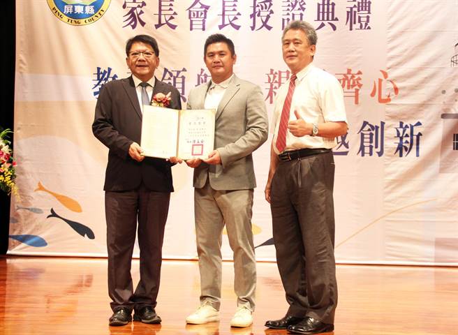 屏东留县升学率高，县长潘孟安感谢家长会长担任学校与家长桥梁。(屏县府提供)