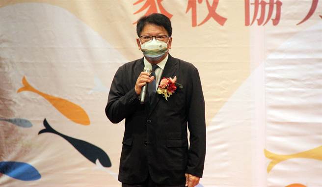 屏东县长潘孟安强调，今年是自己执政最后一年，看着县升学率攀升到现在国小升国中的95％，内心满是感动。(屏县府提供)