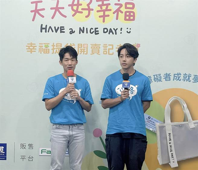 梅贤治（左）、坤达今一同出席公益活动。（池宗玲摄）