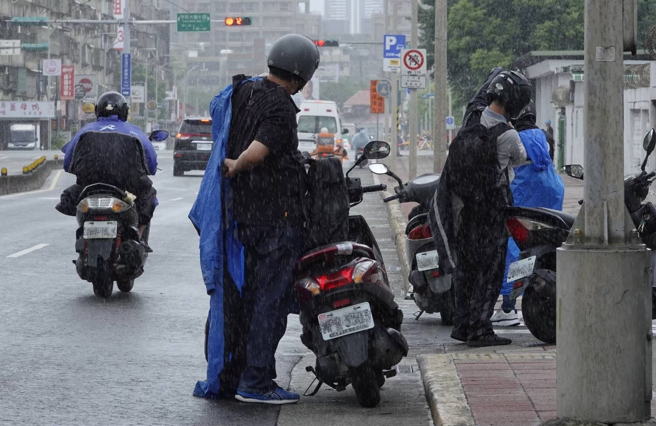 天气粉专《台湾颱风论坛│天气特急》表示，宜兰西帽山4574毫米拿下10月累计降雨量冠军，预测北部、东部周四至周日还会有一波雨势，在下周有望趋缓。（图／示意图，记者黄子名摄影）