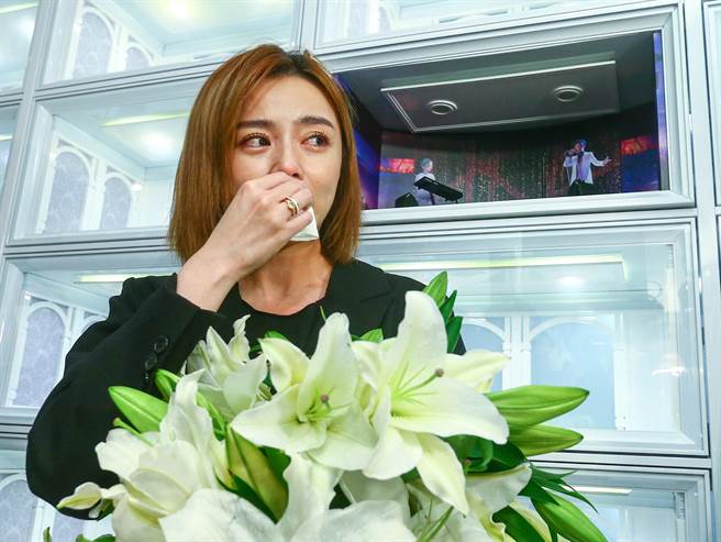 王瞳见到开放粉丝悼念的「艾的橱窗」启动忍不住再泪崩。（粘耿豪摄）