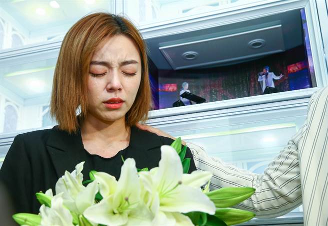王瞳见到开放粉丝悼念的「艾的橱窗」启动忍不住再泪崩。（粘耿豪摄）