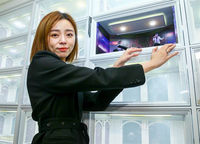 王瞳见到开放粉丝悼念的「艾的橱窗」启动忍不住再泪崩。（粘耿豪摄）