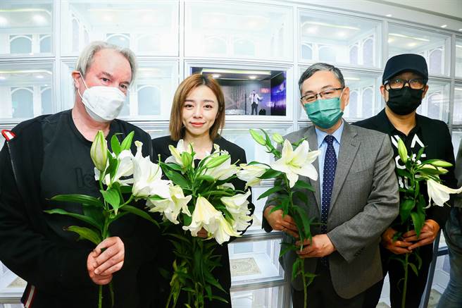 王瞳与「霸气乐团」制作人司徒松、团长阿修罗、凤凰艺能总经理赵善意一起宣布「艾的橱窗」开放追思。（粘耿豪摄）
