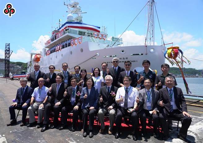 台大海洋调查研究船「新海研一号」在2020年7月21日亮相时，总统蔡英文(前排中)出席交船典礼与贵宾一同合影。(本报资料照)